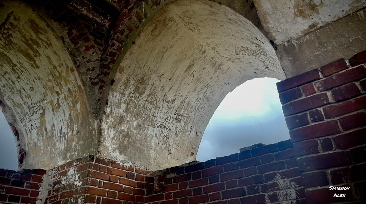 Забвение не щадит древнюю архитектуру. К счастью, некоторые жемчужины не только устояли, но и сохранили в своих стенах нечто ценное. Местный индустриальный турист Алексей Смирнов посетил несколько старинных церквей в нашей и соседних областях. Там он нашел удивительные вещи, заслуживающие быть как минимум увиденными.