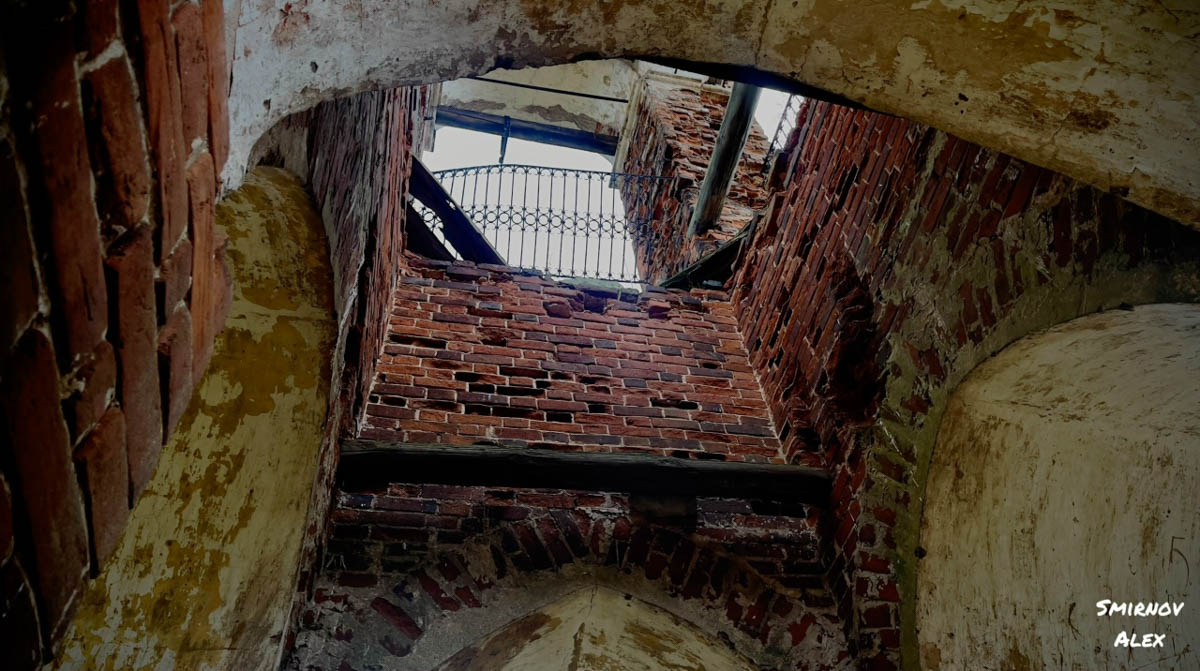 Забвение не щадит древнюю архитектуру. К счастью, некоторые жемчужины не только устояли, но и сохранили в своих стенах нечто ценное. Местный индустриальный турист Алексей Смирнов посетил несколько старинных церквей в нашей и соседних областях. Там он нашел удивительные вещи, заслуживающие быть как минимум увиденными.