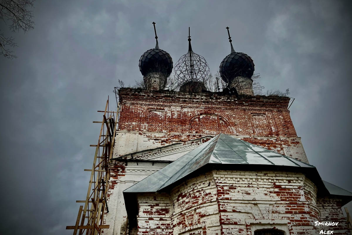 Забвение не щадит древнюю архитектуру. К счастью, некоторые жемчужины не только устояли, но и сохранили в своих стенах нечто ценное. Местный индустриальный турист Алексей Смирнов посетил несколько старинных церквей в нашей и соседних областях. Там он нашел удивительные вещи, заслуживающие быть как минимум увиденными.
