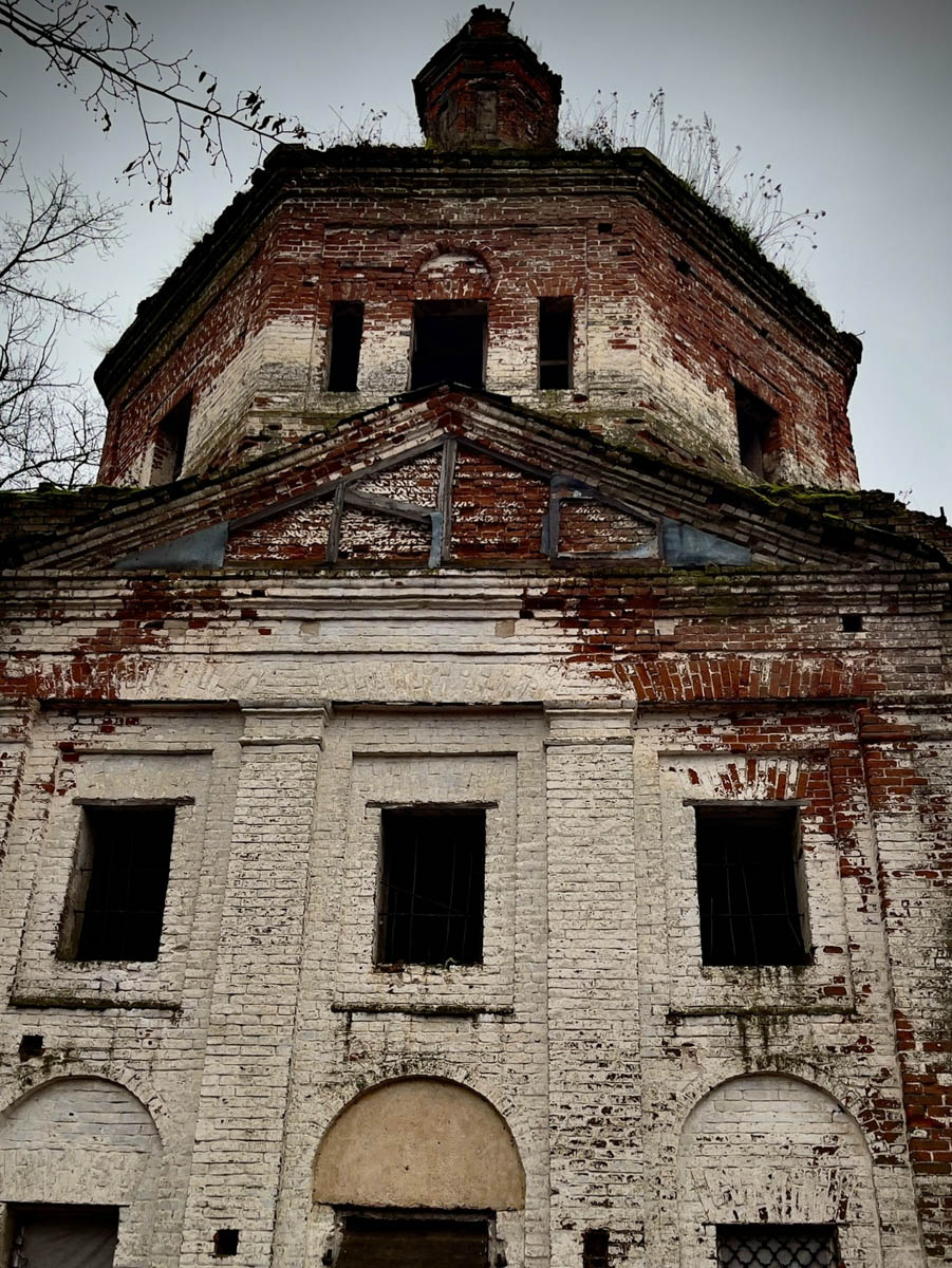 Забвение не щадит древнюю архитектуру. К счастью, некоторые жемчужины не только устояли, но и сохранили в своих стенах нечто ценное. Местный индустриальный турист Алексей Смирнов посетил несколько старинных церквей в нашей и соседних областях. Там он нашел удивительные вещи, заслуживающие быть как минимум увиденными.