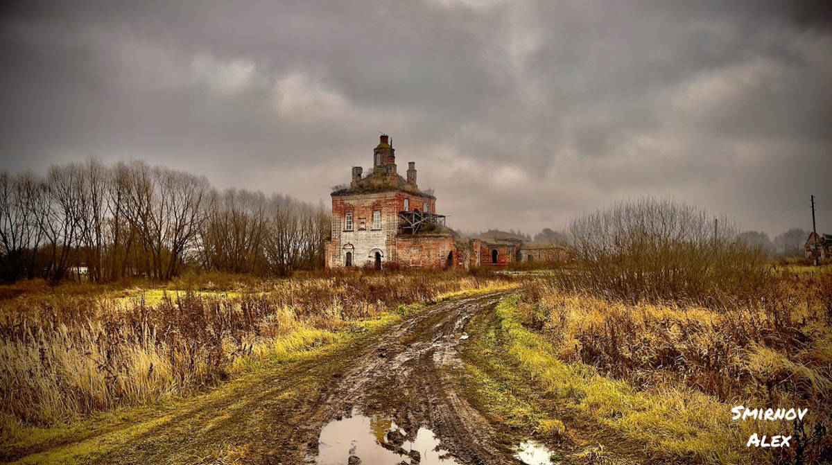 Забвение не щадит древнюю архитектуру. К счастью, некоторые жемчужины не только устояли, но и сохранили в своих стенах нечто ценное. Местный индустриальный турист Алексей Смирнов посетил несколько старинных церквей в нашей и соседних областях. Там он нашел удивительные вещи, заслуживающие быть как минимум увиденными.