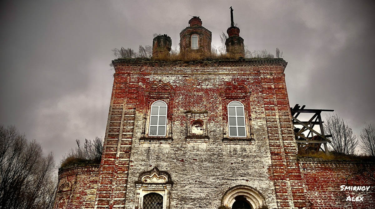 Забвение не щадит древнюю архитектуру. К счастью, некоторые жемчужины не только устояли, но и сохранили в своих стенах нечто ценное. Местный индустриальный турист Алексей Смирнов посетил несколько старинных церквей в нашей и соседних областях. Там он нашел удивительные вещи, заслуживающие быть как минимум увиденными.