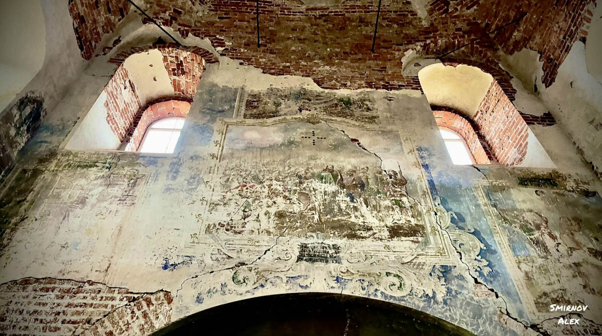 Забвение не щадит древнюю архитектуру. К счастью, некоторые жемчужины не только устояли, но и сохранили в своих стенах нечто ценное. Местный индустриальный турист Алексей Смирнов посетил несколько старинных церквей в нашей и соседних областях. Там он нашел удивительные вещи, заслуживающие быть как минимум увиденными.