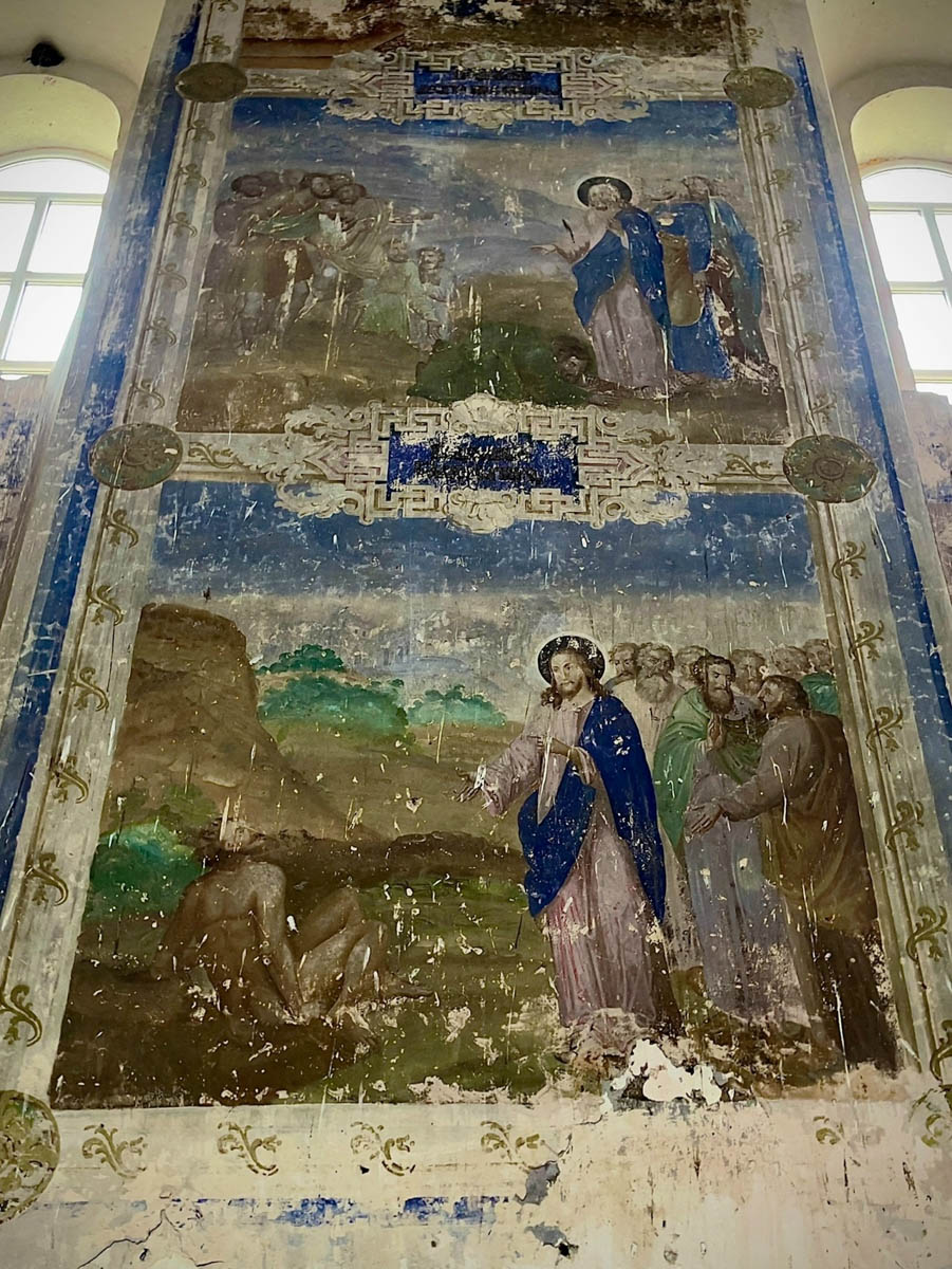 Забвение не щадит древнюю архитектуру. К счастью, некоторые жемчужины не только устояли, но и сохранили в своих стенах нечто ценное. Местный индустриальный турист Алексей Смирнов посетил несколько старинных церквей в нашей и соседних областях. Там он нашел удивительные вещи, заслуживающие быть как минимум увиденными.