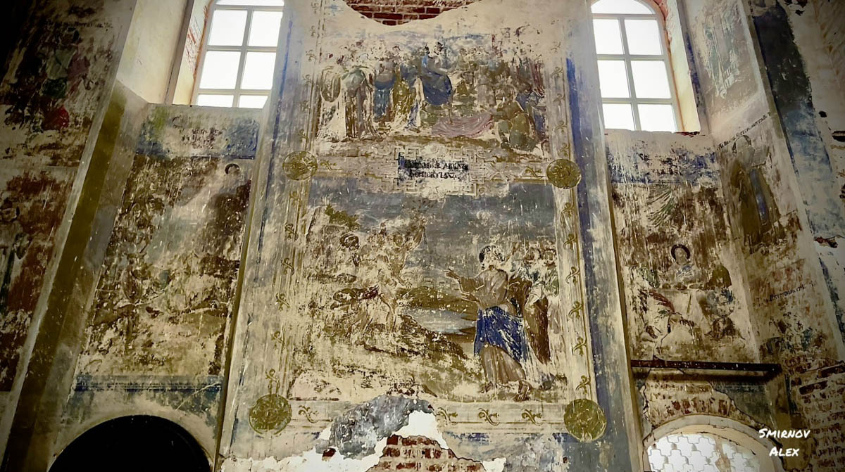 Забвение не щадит древнюю архитектуру. К счастью, некоторые жемчужины не только устояли, но и сохранили в своих стенах нечто ценное. Местный индустриальный турист Алексей Смирнов посетил несколько старинных церквей в нашей и соседних областях. Там он нашел удивительные вещи, заслуживающие быть как минимум увиденными.