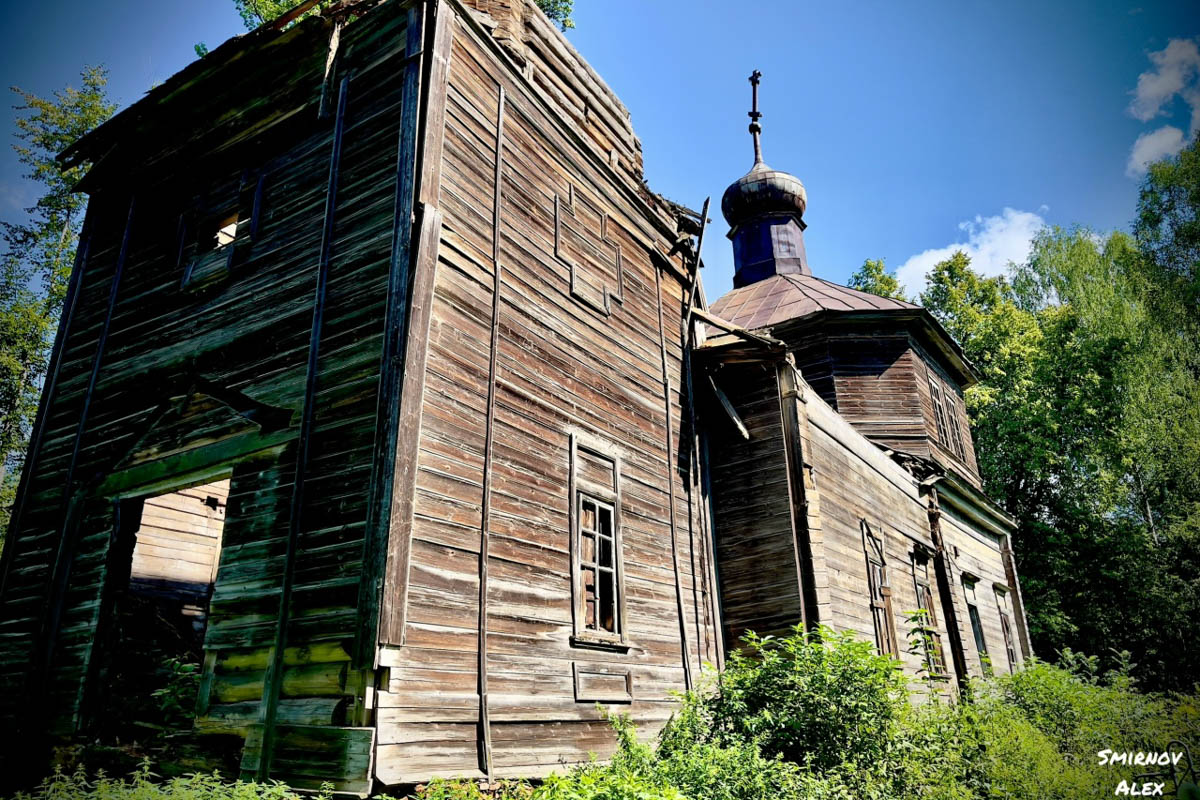 Забвение не щадит древнюю архитектуру. К счастью, некоторые жемчужины не только устояли, но и сохранили в своих стенах нечто ценное. Местный индустриальный турист Алексей Смирнов посетил несколько старинных церквей в нашей и соседних областях. Там он нашел удивительные вещи, заслуживающие быть как минимум увиденными.