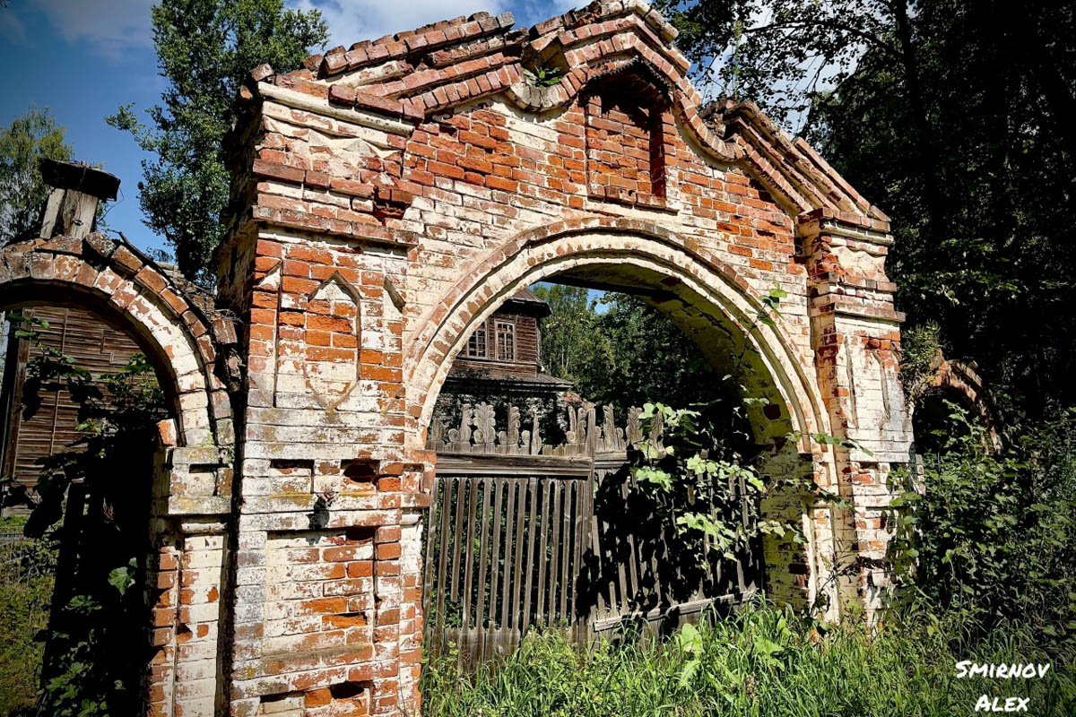 Забвение не щадит древнюю архитектуру. К счастью, некоторые жемчужины не только устояли, но и сохранили в своих стенах нечто ценное. Местный индустриальный турист Алексей Смирнов посетил несколько старинных церквей в нашей и соседних областях. Там он нашел удивительные вещи, заслуживающие быть как минимум увиденными.