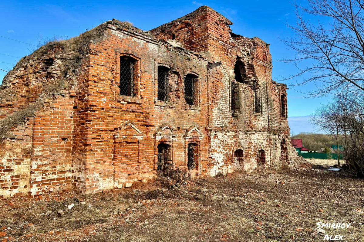 Забвение не щадит древнюю архитектуру. К счастью, некоторые жемчужины не только устояли, но и сохранили в своих стенах нечто ценное. Местный индустриальный турист Алексей Смирнов посетил несколько старинных церквей в нашей и соседних областях. Там он нашел удивительные вещи, заслуживающие быть как минимум увиденными.
