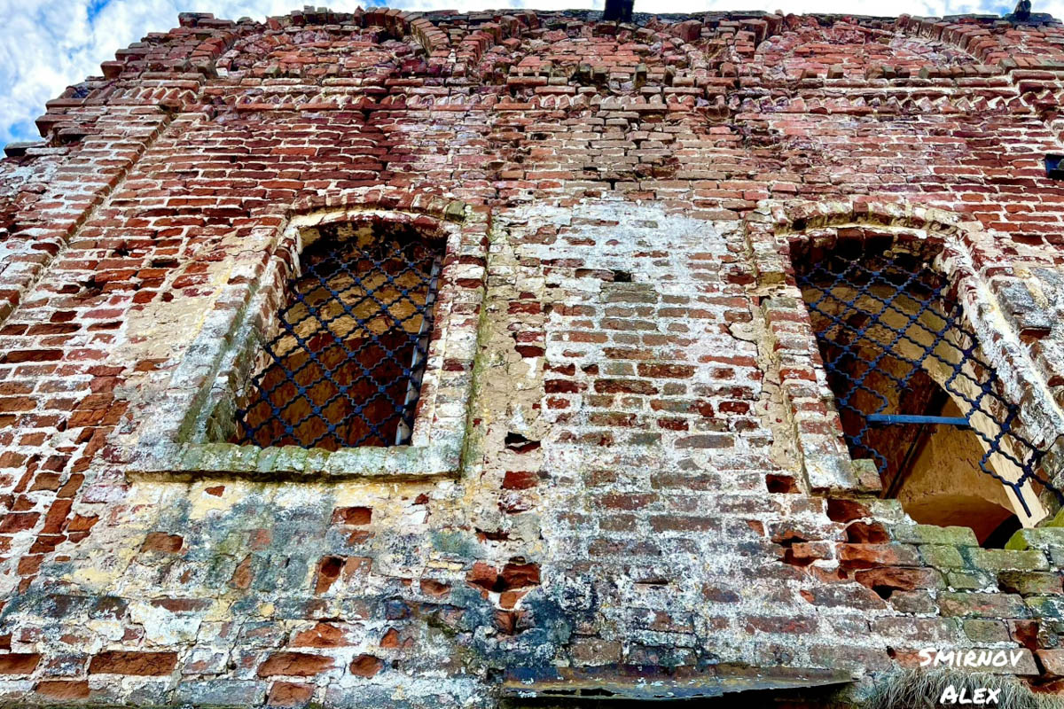 Забвение не щадит древнюю архитектуру. К счастью, некоторые жемчужины не только устояли, но и сохранили в своих стенах нечто ценное. Местный индустриальный турист Алексей Смирнов посетил несколько старинных церквей в нашей и соседних областях. Там он нашел удивительные вещи, заслуживающие быть как минимум увиденными.