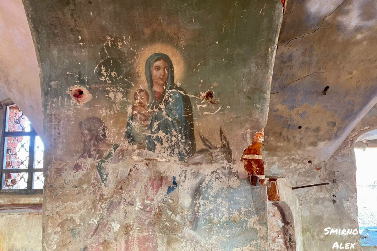 Забвение не щадит древнюю архитектуру. К счастью, некоторые жемчужины не только устояли, но и сохранили в своих стенах нечто ценное. Местный индустриальный турист Алексей Смирнов посетил несколько старинных церквей в нашей и соседних областях. Там он нашел удивительные вещи, заслуживающие быть как минимум увиденными.