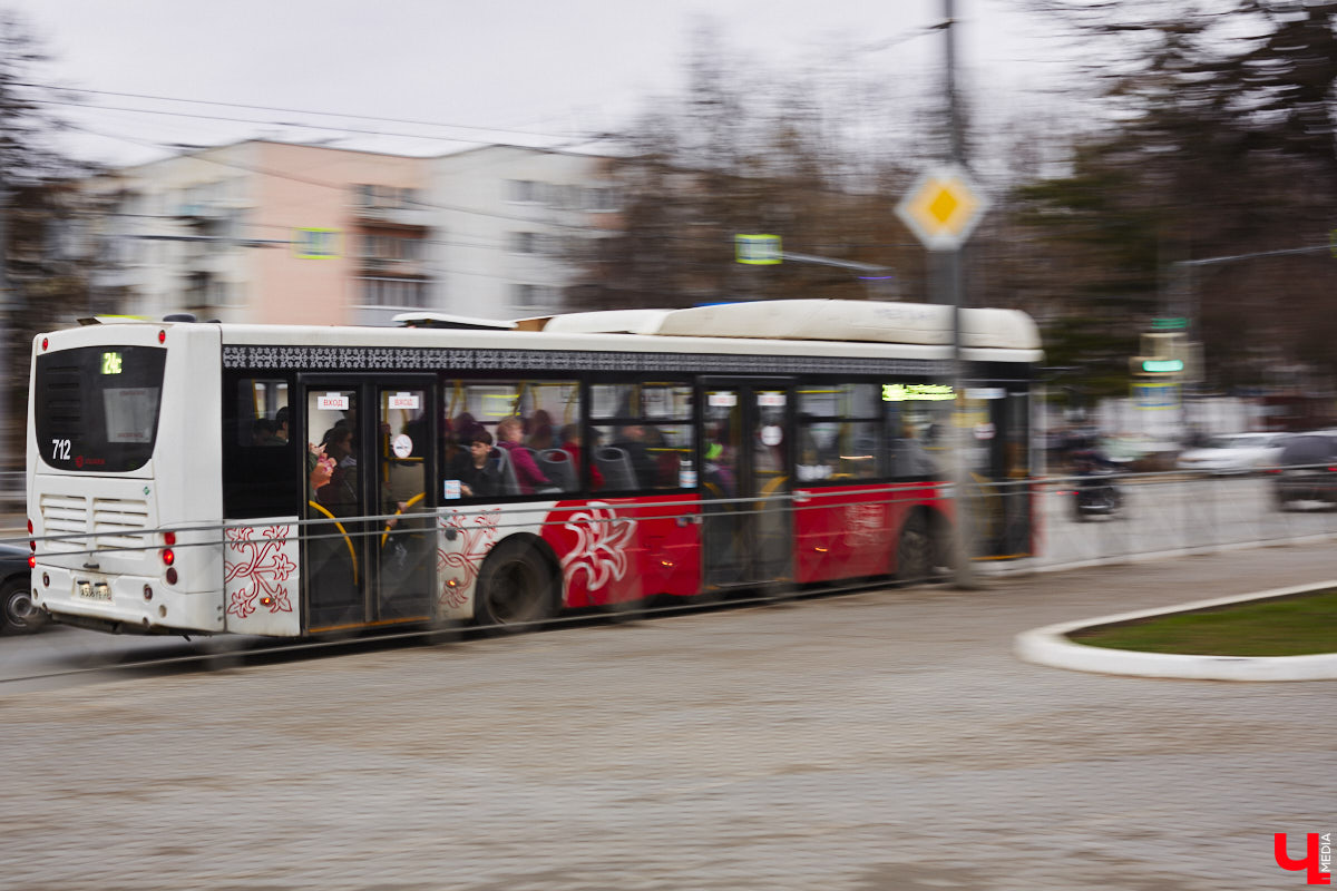 В следующем году во Владимире начнется реализация сразу нескольких амбициозных дорожных проектов: проектирование Северного объезда Владимира и строительство наземного метро из Москвы. Какая сказка быстрее станет явью? Данный вопрос пока оставляем открытым, но, вероятнее всего, их опередит модернизация аэродрома в Семязино. Выяснили все детали и спешим поделиться ими с читателями!