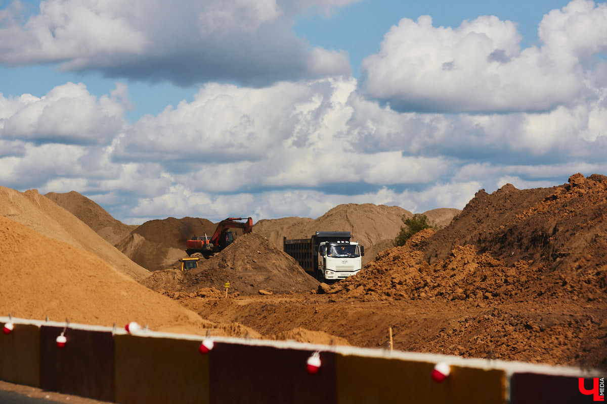 В следующем году во Владимире начнется реализация сразу нескольких амбициозных дорожных проектов: проектирование Северного объезда Владимира и строительство наземного метро из Москвы. Какая сказка быстрее станет явью? Данный вопрос пока оставляем открытым, но, вероятнее всего, их опередит модернизация аэродрома в Семязино. Выяснили все детали и спешим поделиться ими с читателями!