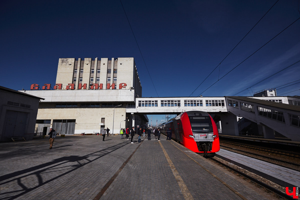 В следующем году во Владимире начнется реализация сразу нескольких амбициозных дорожных проектов: проектирование Северного объезда Владимира и строительство наземного метро из Москвы. Какая сказка быстрее станет явью? Данный вопрос пока оставляем открытым, но, вероятнее всего, их опередит модернизация аэродрома в Семязино. Выяснили все детали и спешим поделиться ими с читателями!