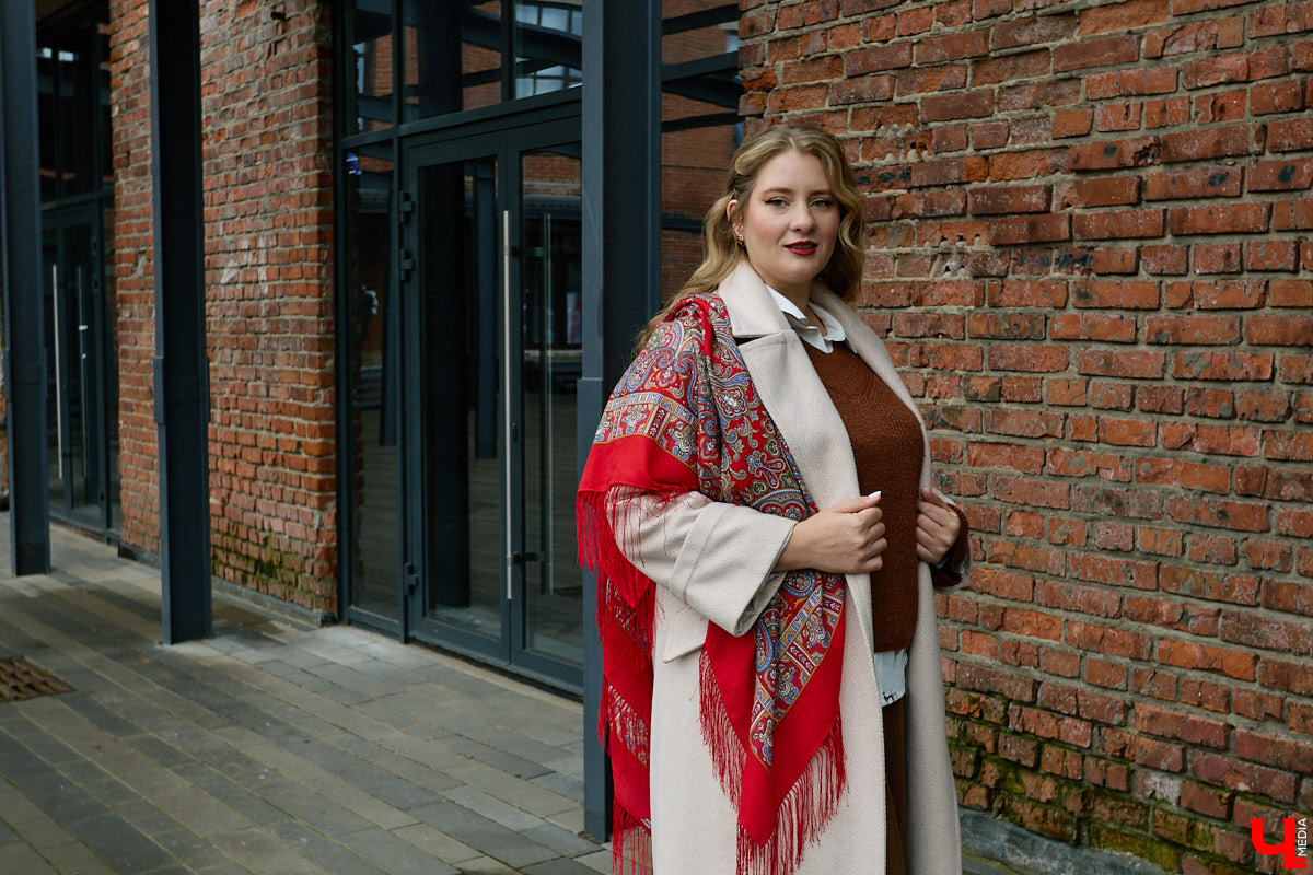 Чтобы чувствовать себя королевой, нужно преподносить свою персону соответствующим образом. Владимирская модель плюс-сайз Анастасия Егорова оттачивает это мастерство на конкурсах красоты, подиумах и съемочных площадках. На съемке для «Ключ-Медиа» в своих осенних образах героиня тоже была обворожительна.