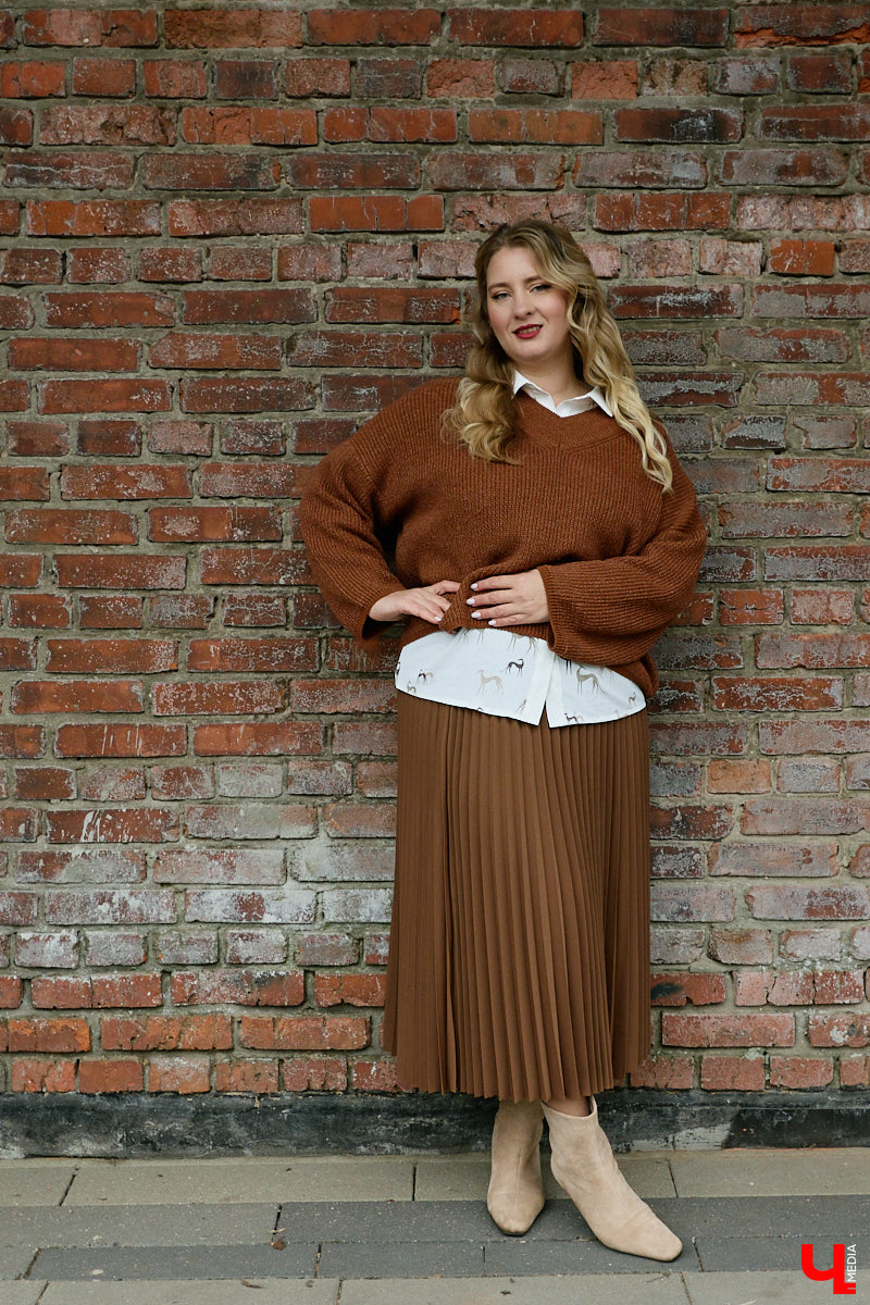 Чтобы чувствовать себя королевой, нужно преподносить свою персону соответствующим образом. Владимирская модель плюс-сайз Анастасия Егорова оттачивает это мастерство на конкурсах красоты, подиумах и съемочных площадках. На съемке для «Ключ-Медиа» в своих осенних образах героиня тоже была обворожительна.