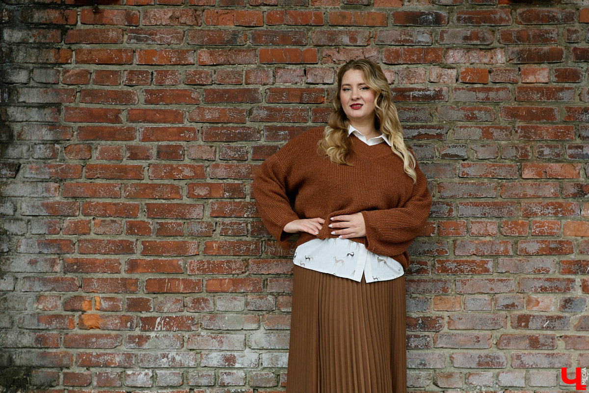 Чтобы чувствовать себя королевой, нужно преподносить свою персону соответствующим образом. Владимирская модель плюс-сайз Анастасия Егорова оттачивает это мастерство на конкурсах красоты, подиумах и съемочных площадках. На съемке для «Ключ-Медиа» в своих осенних образах героиня тоже была обворожительна.