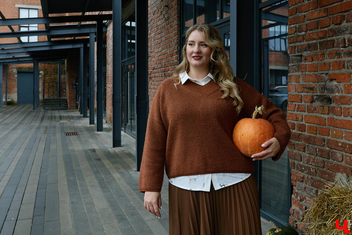 Чтобы чувствовать себя королевой, нужно преподносить свою персону соответствующим образом. Владимирская модель плюс-сайз Анастасия Егорова оттачивает это мастерство на конкурсах красоты, подиумах и съемочных площадках. На съемке для «Ключ-Медиа» в своих осенних образах героиня тоже была обворожительна.