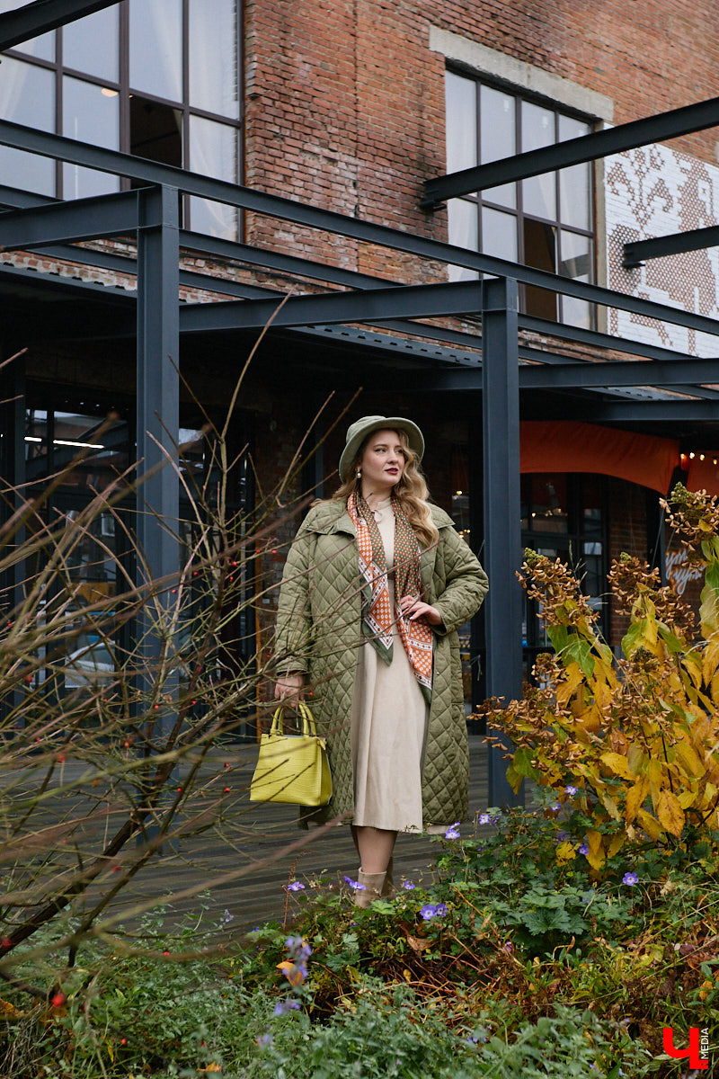 Чтобы чувствовать себя королевой, нужно преподносить свою персону соответствующим образом. Владимирская модель плюс-сайз Анастасия Егорова оттачивает это мастерство на конкурсах красоты, подиумах и съемочных площадках. На съемке для «Ключ-Медиа» в своих осенних образах героиня тоже была обворожительна.