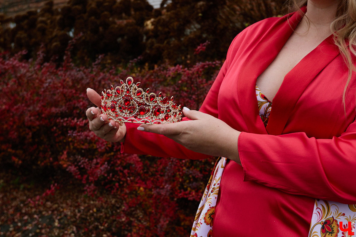 Чтобы чувствовать себя королевой, нужно преподносить свою персону соответствующим образом. Владимирская модель плюс-сайз Анастасия Егорова оттачивает это мастерство на конкурсах красоты, подиумах и съемочных площадках. На съемке для «Ключ-Медиа» в своих осенних образах героиня тоже была обворожительна.