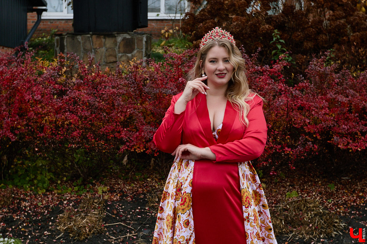 Чтобы чувствовать себя королевой, нужно преподносить свою персону соответствующим образом. Владимирская модель плюс-сайз Анастасия Егорова оттачивает это мастерство на конкурсах красоты, подиумах и съемочных площадках. На съемке для «Ключ-Медиа» в своих осенних образах героиня тоже была обворожительна.