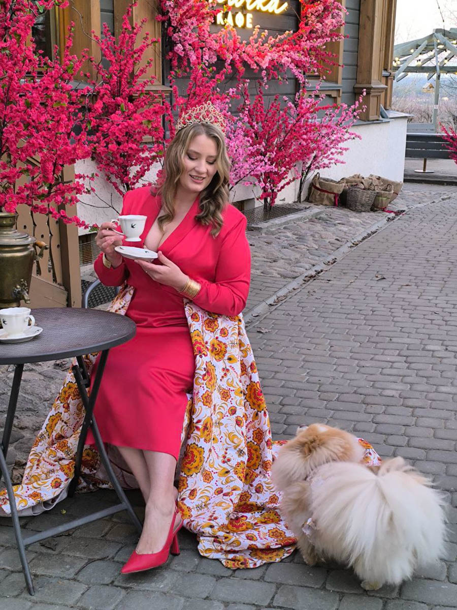 Чтобы чувствовать себя королевой, нужно преподносить свою персону соответствующим образом. Владимирская модель плюс-сайз Анастасия Егорова оттачивает это мастерство на конкурсах красоты, подиумах и съемочных площадках. На съемке для «Ключ-Медиа» в своих осенних образах героиня тоже была обворожительна.