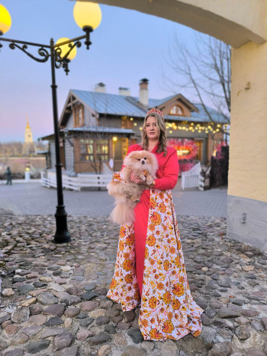 Чтобы чувствовать себя королевой, нужно преподносить свою персону соответствующим образом. Владимирская модель плюс-сайз Анастасия Егорова оттачивает это мастерство на конкурсах красоты, подиумах и съемочных площадках. На съемке для «Ключ-Медиа» в своих осенних образах героиня тоже была обворожительна.