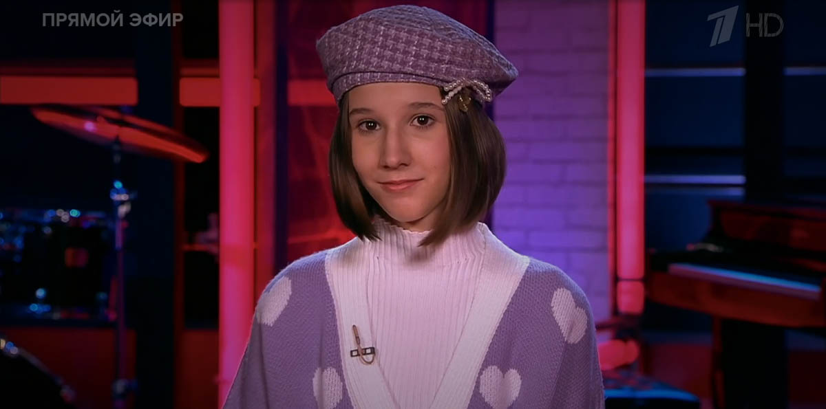 Свершилось! 13-летняя Милана Крохина теперь официально финалистка шоу «Голос. Дети». Девочка из команды Владимира Преснякова и Натальи Подольской исполнила мэшап из песни «Ой, цветет калина» и арии Плавалагуны из фильма «Пятый элемент», выйдя на сцену в роскошном бордовом костюме, который для нее придумала наставница, и покорила зал и телезрителей своим дивным голосом.