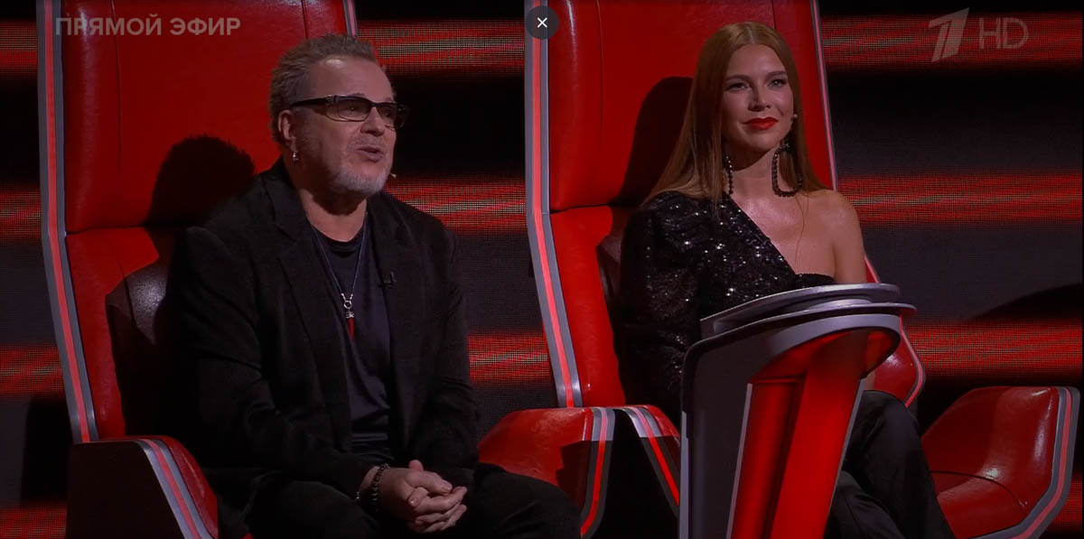 Свершилось! 13-летняя Милана Крохина теперь официально финалистка шоу «Голос. Дети». Девочка из команды Владимира Преснякова и Натальи Подольской исполнила мэшап из песни «Ой, цветет калина» и арии Плавалагуны из фильма «Пятый элемент», выйдя на сцену в роскошном бордовом костюме, который для нее придумала наставница, и покорила зал и телезрителей своим дивным голосом.