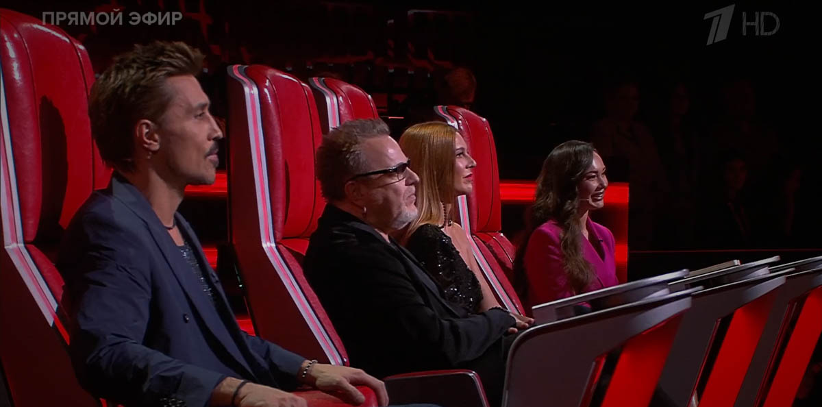 Свершилось! 13-летняя Милана Крохина теперь официально финалистка шоу «Голос. Дети». Девочка из команды Владимира Преснякова и Натальи Подольской исполнила мэшап из песни «Ой, цветет калина» и арии Плавалагуны из фильма «Пятый элемент», выйдя на сцену в роскошном бордовом костюме, который для нее придумала наставница, и покорила зал и телезрителей своим дивным голосом.