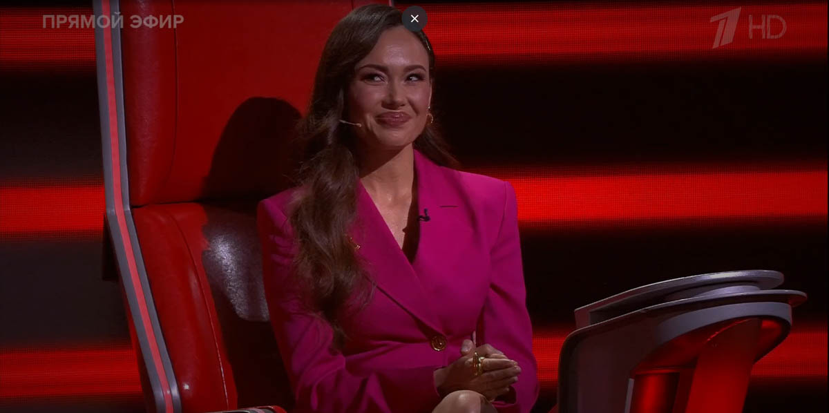 Свершилось! 13-летняя Милана Крохина теперь официально финалистка шоу «Голос. Дети». Девочка из команды Владимира Преснякова и Натальи Подольской исполнила мэшап из песни «Ой, цветет калина» и арии Плавалагуны из фильма «Пятый элемент», выйдя на сцену в роскошном бордовом костюме, который для нее придумала наставница, и покорила зал и телезрителей своим дивным голосом.