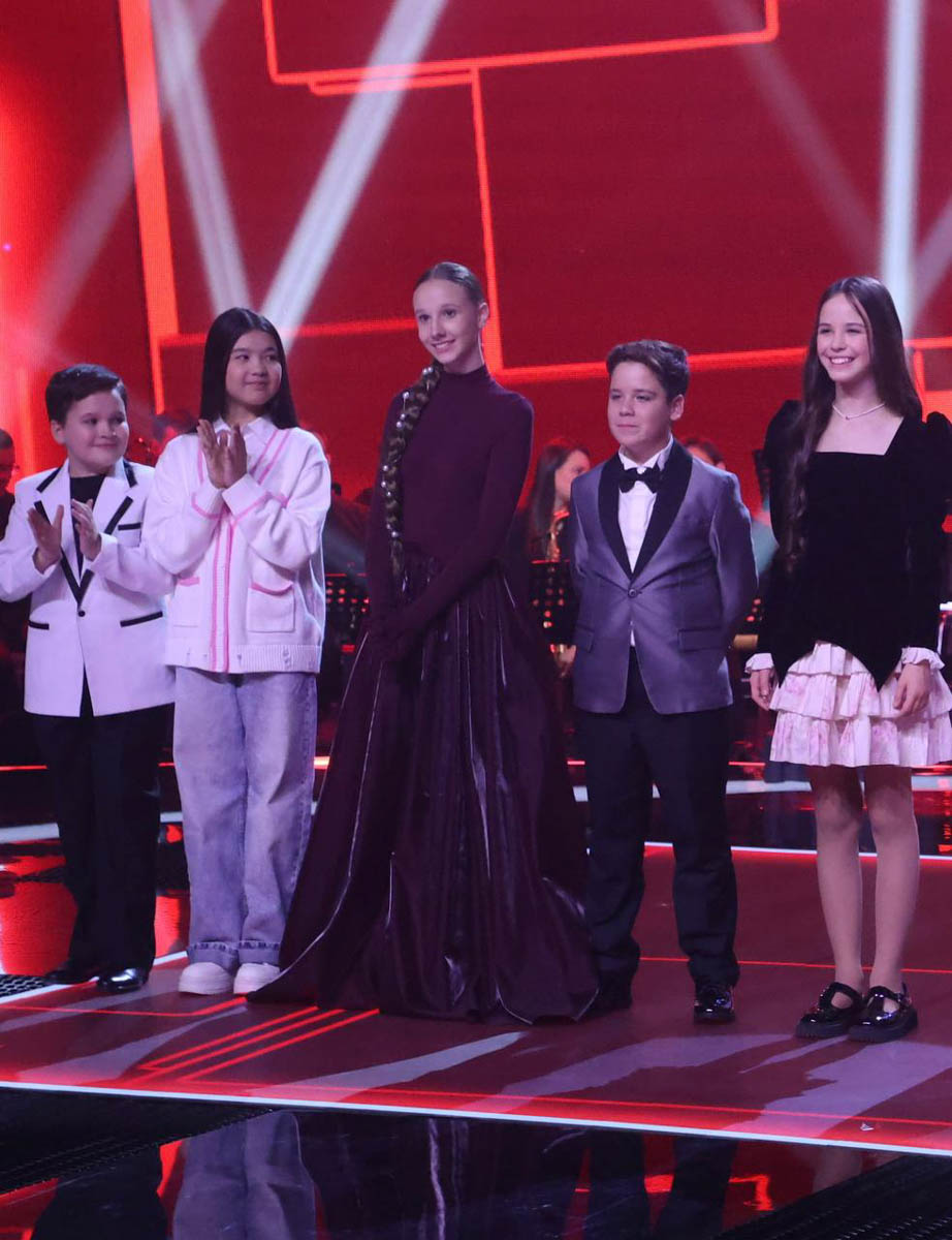 Свершилось! 13-летняя Милана Крохина теперь официально финалистка шоу «Голос. Дети». Девочка из команды Владимира Преснякова и Натальи Подольской исполнила мэшап из песни «Ой, цветет калина» и арии Плавалагуны из фильма «Пятый элемент», выйдя на сцену в роскошном бордовом костюме, который для нее придумала наставница, и покорила зал и телезрителей своим дивным голосом.