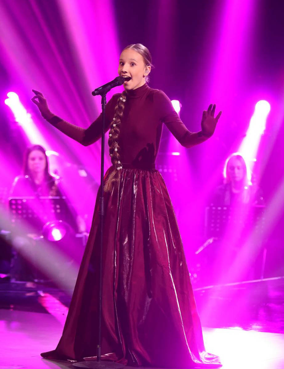 Свершилось! 13-летняя Милана Крохина теперь официально финалистка шоу «Голос. Дети». Девочка из команды Владимира Преснякова и Натальи Подольской исполнила мэшап из песни «Ой, цветет калина» и арии Плавалагуны из фильма «Пятый элемент», выйдя на сцену в роскошном бордовом костюме, который для нее придумала наставница, и покорила зал и телезрителей своим дивным голосом.