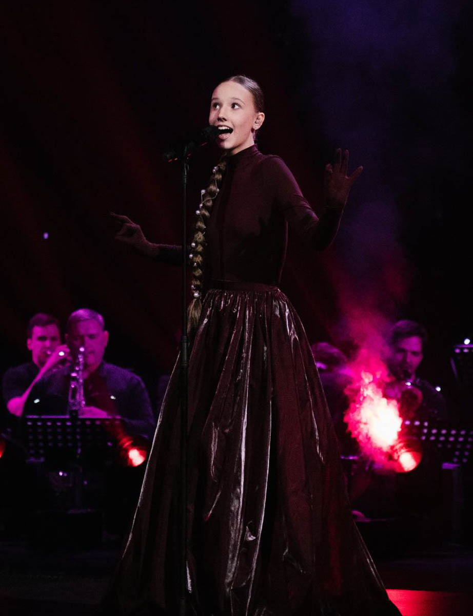 Свершилось! 13-летняя Милана Крохина теперь официально финалистка шоу «Голос. Дети». Девочка из команды Владимира Преснякова и Натальи Подольской исполнила мэшап из песни «Ой, цветет калина» и арии Плавалагуны из фильма «Пятый элемент», выйдя на сцену в роскошном бордовом костюме, который для нее придумала наставница, и покорила зал и телезрителей своим дивным голосом.