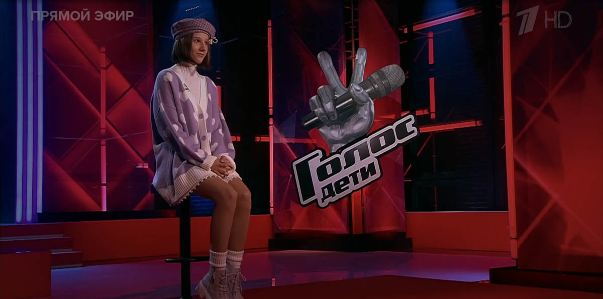 Свершилось! 13-летняя Милана Крохина теперь официально финалистка шоу «Голос. Дети». Девочка из команды Владимира Преснякова и Натальи Подольской исполнила мэшап из песни «Ой, цветет калина» и арии Плавалагуны из фильма «Пятый элемент», выйдя на сцену в роскошном бордовом костюме, который для нее придумала наставница, и покорила зал и телезрителей своим дивным голосом.