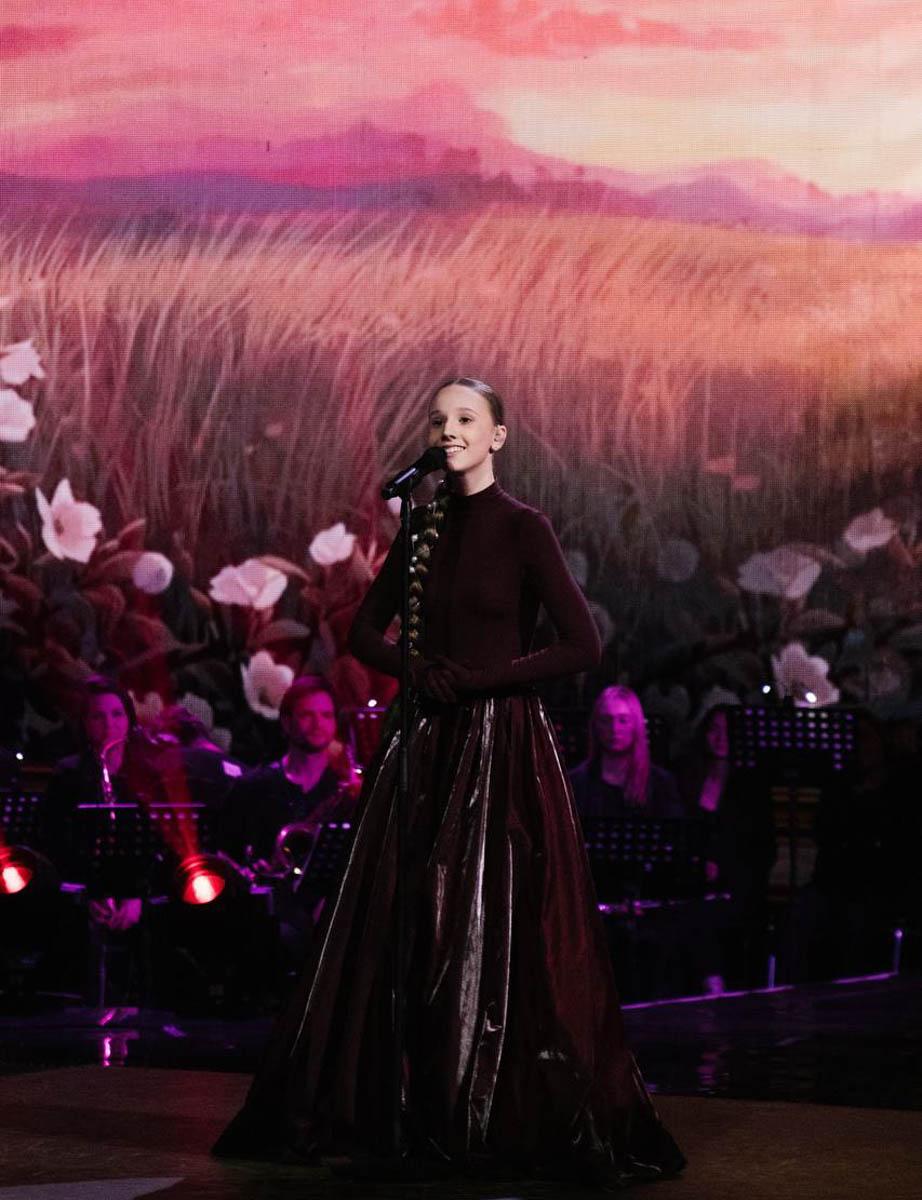 Свершилось! 13-летняя Милана Крохина теперь официально финалистка шоу «Голос. Дети». Девочка из команды Владимира Преснякова и Натальи Подольской исполнила мэшап из песни «Ой, цветет калина» и арии Плавалагуны из фильма «Пятый элемент», выйдя на сцену в роскошном бордовом костюме, который для нее придумала наставница, и покорила зал и телезрителей своим дивным голосом.