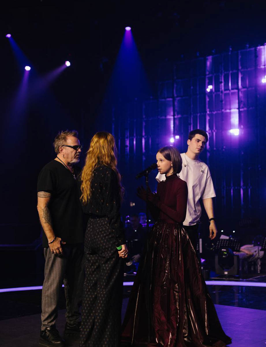 Свершилось! 13-летняя Милана Крохина теперь официально финалистка шоу «Голос. Дети». Девочка из команды Владимира Преснякова и Натальи Подольской исполнила мэшап из песни «Ой, цветет калина» и арии Плавалагуны из фильма «Пятый элемент», выйдя на сцену в роскошном бордовом костюме, который для нее придумала наставница, и покорила зал и телезрителей своим дивным голосом.