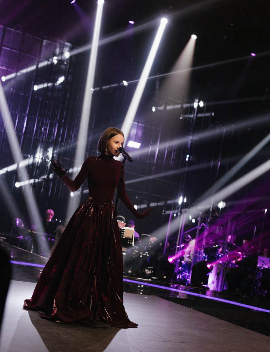 Свершилось! 13-летняя Милана Крохина теперь официально финалистка шоу «Голос. Дети». Девочка из команды Владимира Преснякова и Натальи Подольской исполнила мэшап из песни «Ой, цветет калина» и арии Плавалагуны из фильма «Пятый элемент», выйдя на сцену в роскошном бордовом костюме, который для нее придумала наставница, и покорила зал и телезрителей своим дивным голосом.