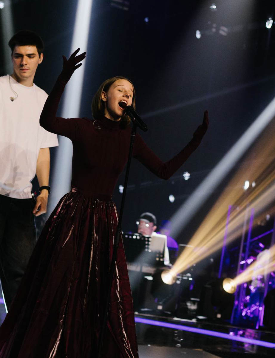 Свершилось! 13-летняя Милана Крохина теперь официально финалистка шоу «Голос. Дети». Девочка из команды Владимира Преснякова и Натальи Подольской исполнила мэшап из песни «Ой, цветет калина» и арии Плавалагуны из фильма «Пятый элемент», выйдя на сцену в роскошном бордовом костюме, который для нее придумала наставница, и покорила зал и телезрителей своим дивным голосом.