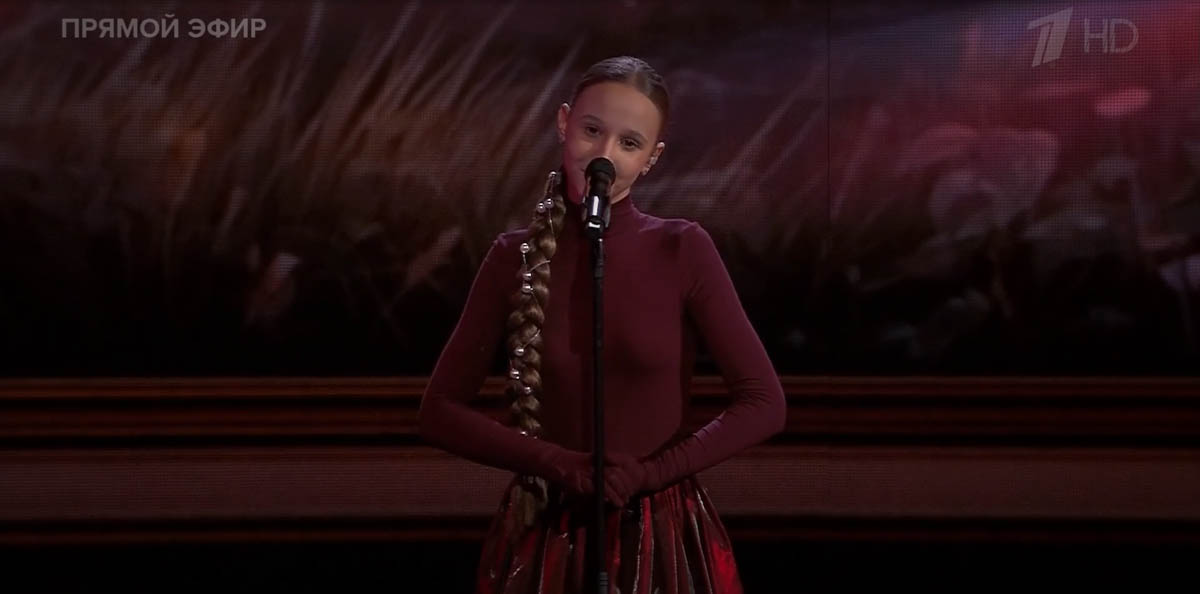 Свершилось! 13-летняя Милана Крохина теперь официально финалистка шоу «Голос. Дети». Девочка из команды Владимира Преснякова и Натальи Подольской исполнила мэшап из песни «Ой, цветет калина» и арии Плавалагуны из фильма «Пятый элемент», выйдя на сцену в роскошном бордовом костюме, который для нее придумала наставница, и покорила зал и телезрителей своим дивным голосом.