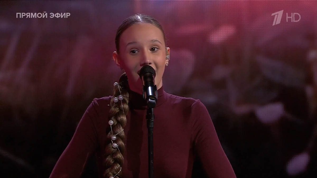 Свершилось! 13-летняя Милана Крохина теперь официально финалистка шоу «Голос. Дети». Девочка из команды Владимира Преснякова и Натальи Подольской исполнила мэшап из песни «Ой, цветет калина» и арии Плавалагуны из фильма «Пятый элемент», выйдя на сцену в роскошном бордовом костюме, который для нее придумала наставница, и покорила зал и телезрителей своим дивным голосом.