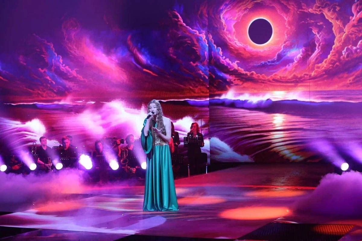 Свершилось! 13-летняя Милана Крохина теперь официально финалистка шоу «Голос. Дети». Девочка из команды Владимира Преснякова и Натальи Подольской исполнила мэшап из песни «Ой, цветет калина» и арии Плавалагуны из фильма «Пятый элемент», выйдя на сцену в роскошном бордовом костюме, который для нее придумала наставница, и покорила зал и телезрителей своим дивным голосом.