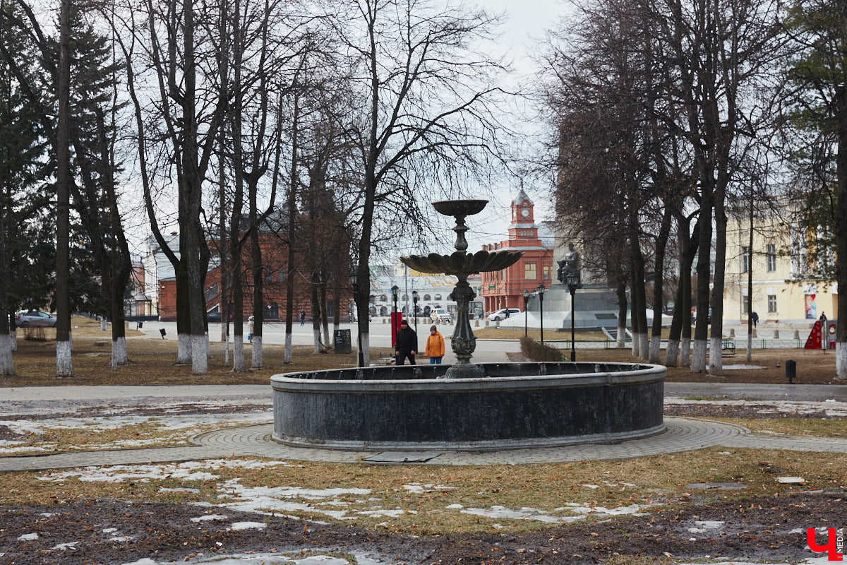 Несмотря на то что первый снег уже предпринял попытки покрыть землю, а в окнах начали загораться гирлянды, метеозима еще не наступила. В преддверии декабря на градусниках до сих пор держится плюс и с неба льет как из ведра. Причем это далеко не все сюрпризы на финише осени 2025-го.