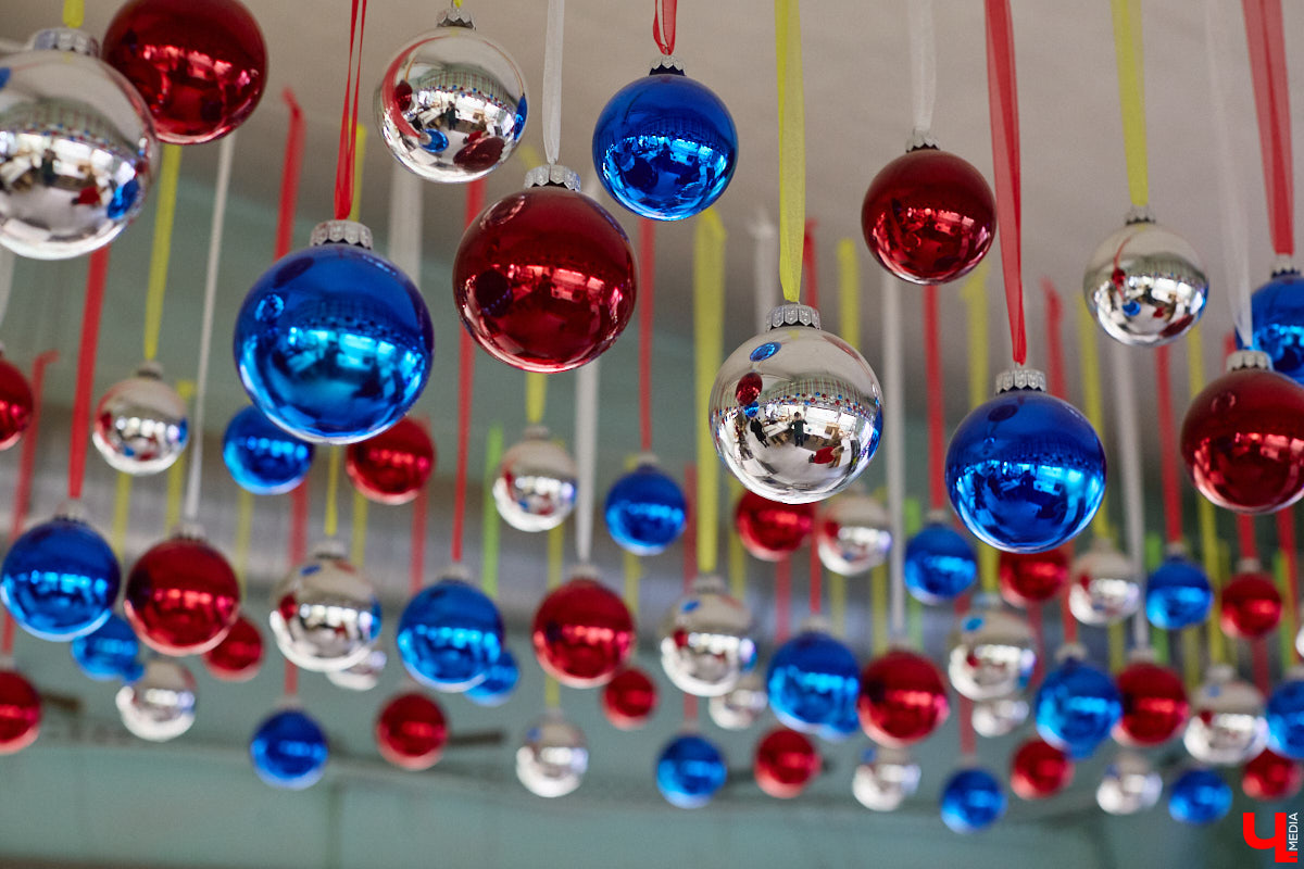 Не многие знают, что в поселке Иванищи Гусь-Хрустального района создают елочные игрушки ручной работы. Их выдувают умельцы на местном заводе, а уже потом во Владимире расписывают художники. Получаются не просто украшения, а настоящие произведения искусства. «Ключ-Медиа» увидел, как рождается зимняя сказка.