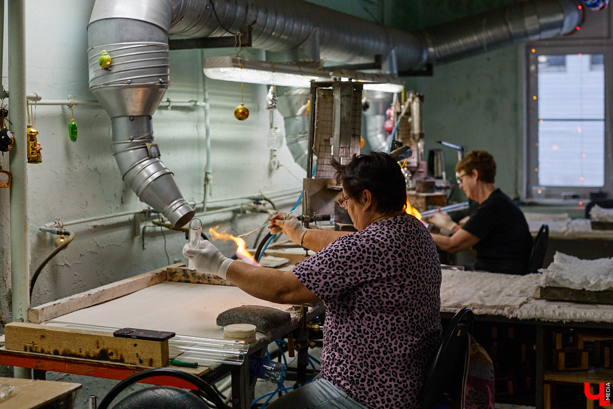 Не многие знают, что в поселке Иванищи Гусь-Хрустального района создают елочные игрушки ручной работы. Их выдувают умельцы на местном заводе, а уже потом во Владимире расписывают художники. Получаются не просто украшения, а настоящие произведения искусства. «Ключ-Медиа» увидел, как рождается зимняя сказка.