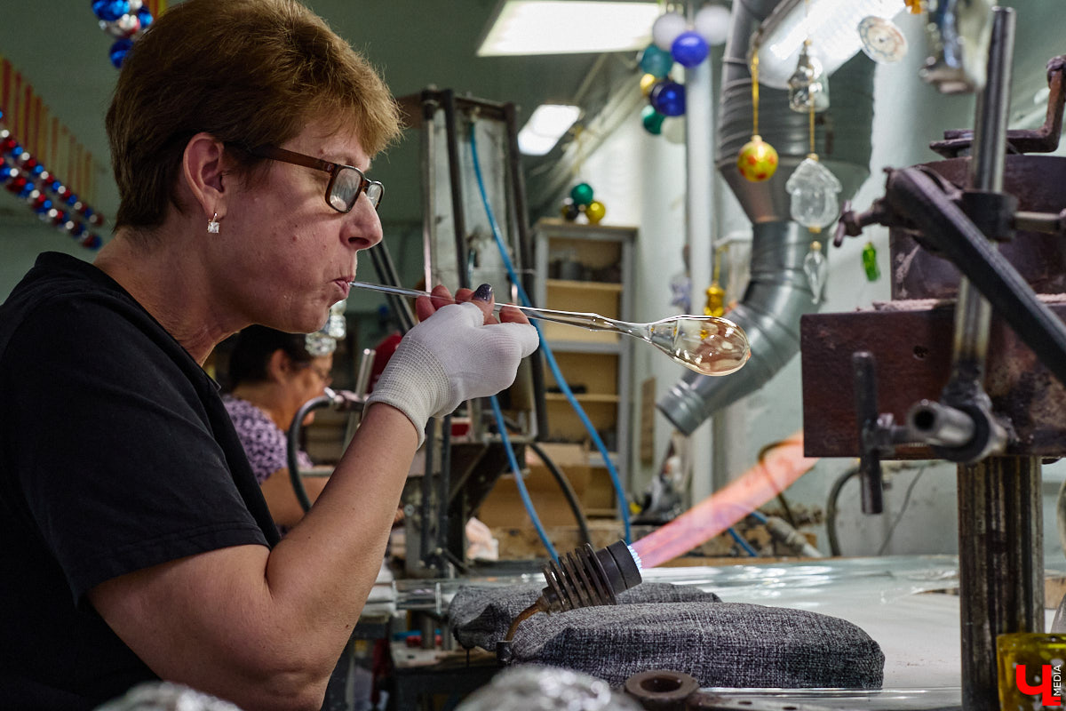 Не многие знают, что в поселке Иванищи Гусь-Хрустального района создают елочные игрушки ручной работы. Их выдувают умельцы на местном заводе, а уже потом во Владимире расписывают художники. Получаются не просто украшения, а настоящие произведения искусства. «Ключ-Медиа» увидел, как рождается зимняя сказка.