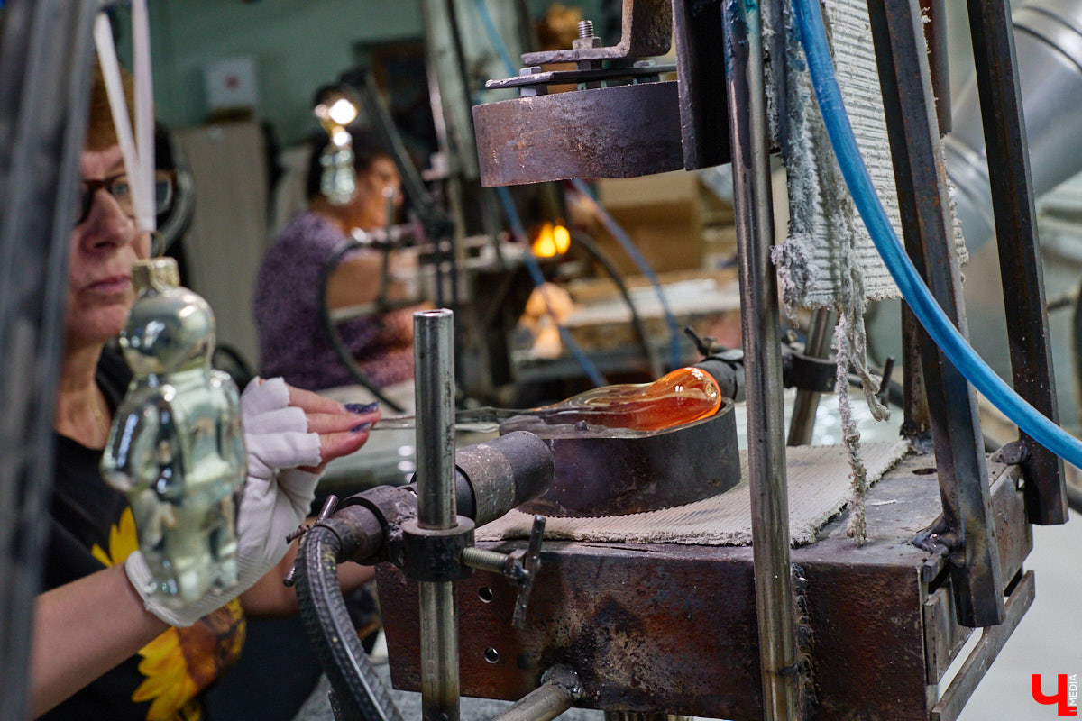 Не многие знают, что в поселке Иванищи Гусь-Хрустального района создают елочные игрушки ручной работы. Их выдувают умельцы на местном заводе, а уже потом во Владимире расписывают художники. Получаются не просто украшения, а настоящие произведения искусства. «Ключ-Медиа» увидел, как рождается зимняя сказка.