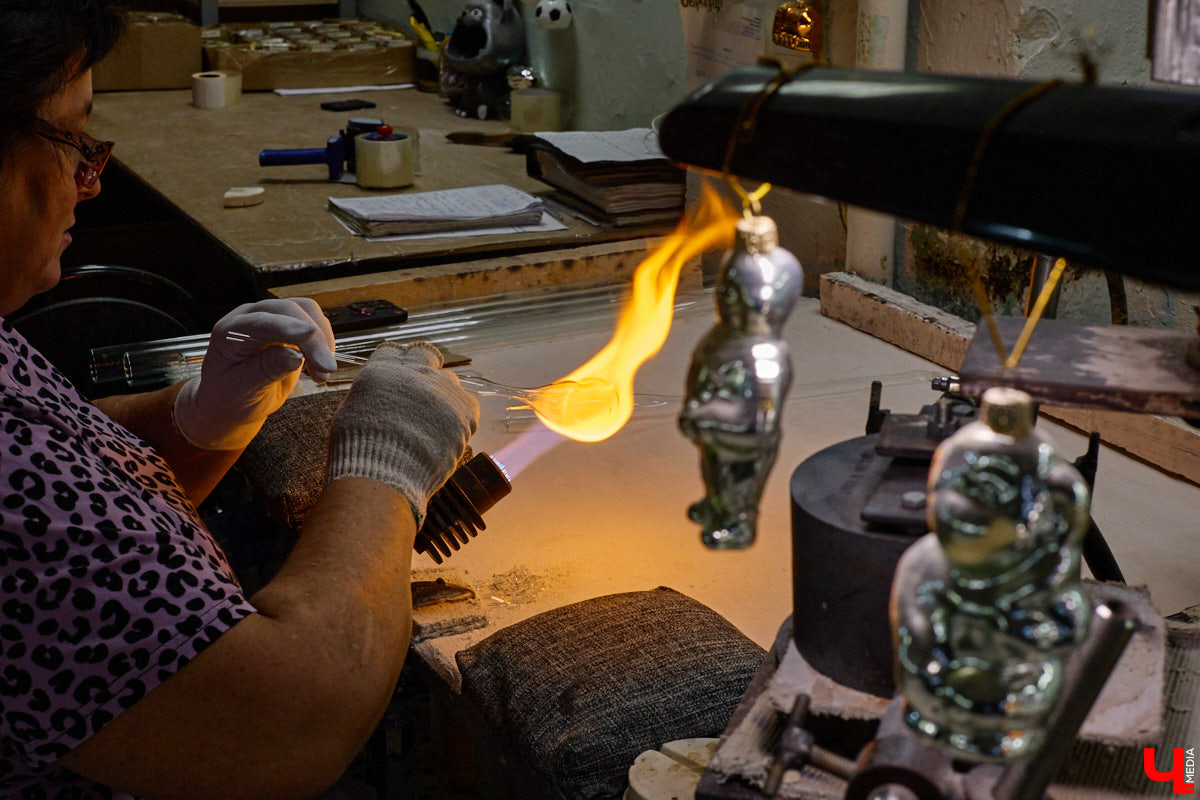 Не многие знают, что в поселке Иванищи Гусь-Хрустального района создают елочные игрушки ручной работы. Их выдувают умельцы на местном заводе, а уже потом во Владимире расписывают художники. Получаются не просто украшения, а настоящие произведения искусства. «Ключ-Медиа» увидел, как рождается зимняя сказка.