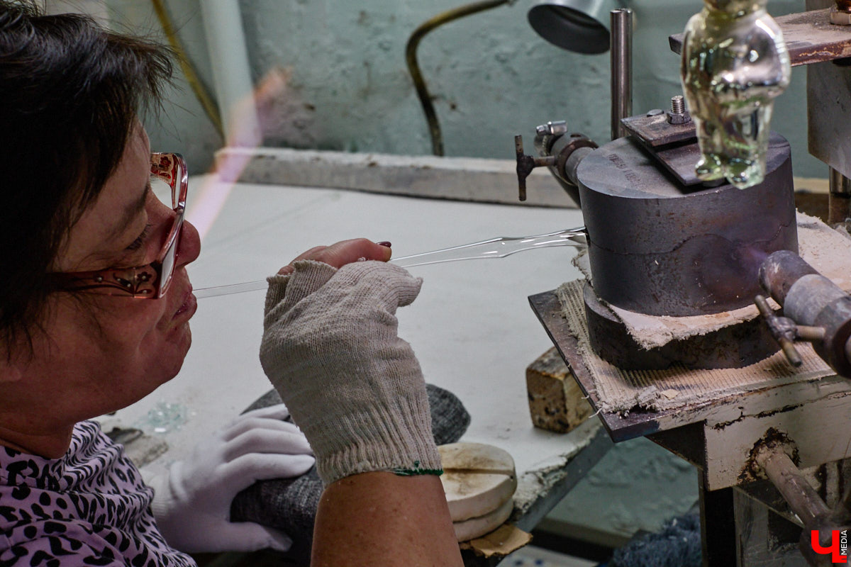 Не многие знают, что в поселке Иванищи Гусь-Хрустального района создают елочные игрушки ручной работы. Их выдувают умельцы на местном заводе, а уже потом во Владимире расписывают художники. Получаются не просто украшения, а настоящие произведения искусства. «Ключ-Медиа» увидел, как рождается зимняя сказка.