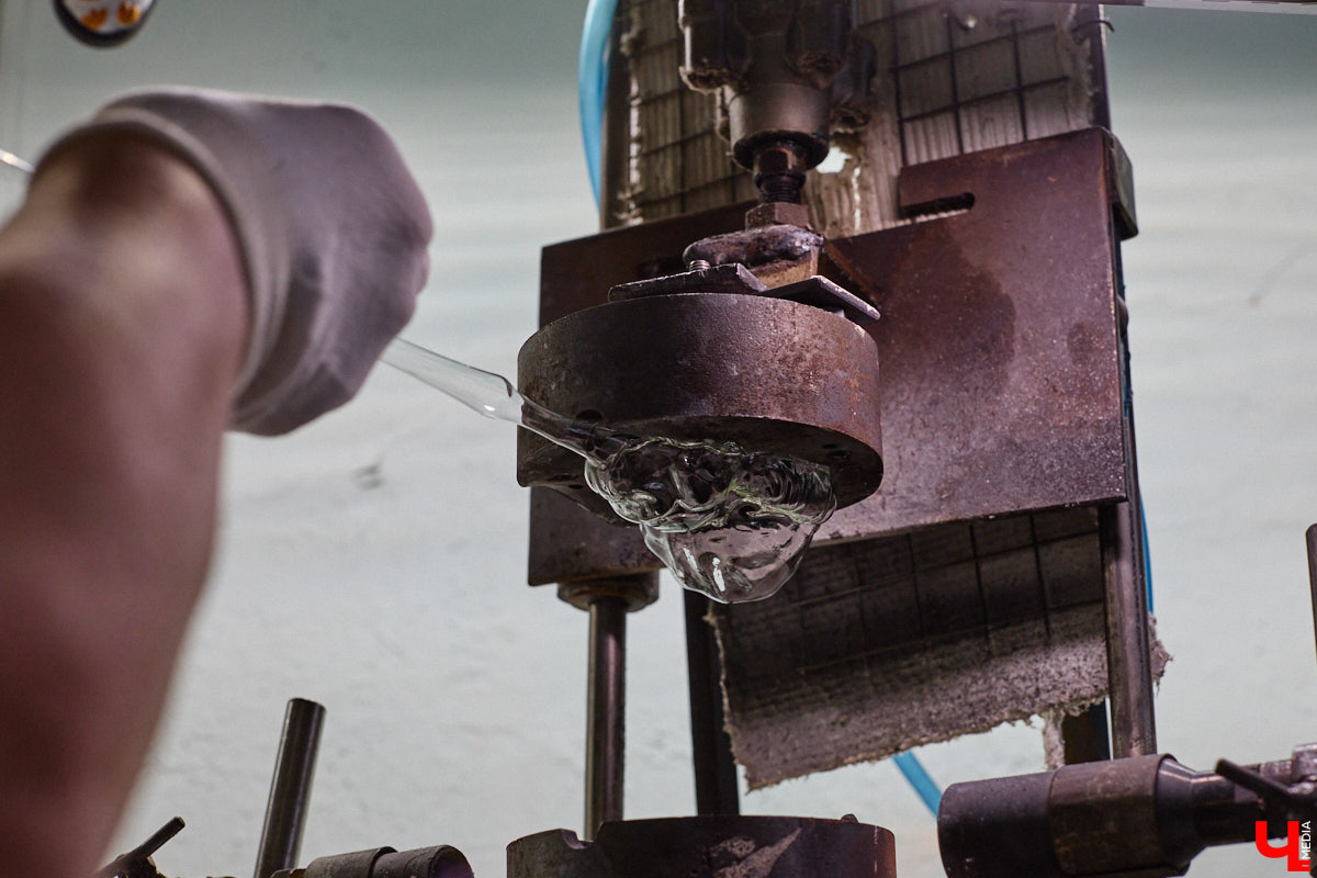 Не многие знают, что в поселке Иванищи Гусь-Хрустального района создают елочные игрушки ручной работы. Их выдувают умельцы на местном заводе, а уже потом во Владимире расписывают художники. Получаются не просто украшения, а настоящие произведения искусства. «Ключ-Медиа» увидел, как рождается зимняя сказка.