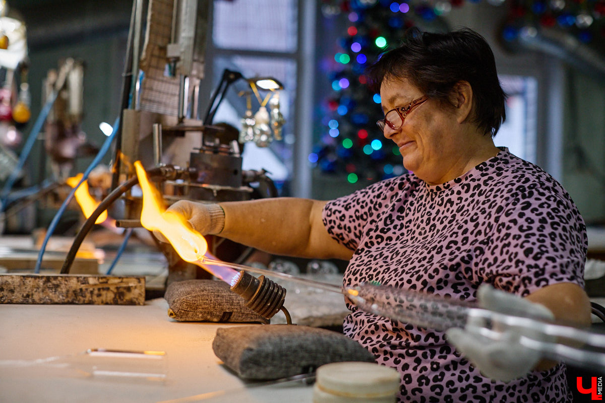 Не многие знают, что в поселке Иванищи Гусь-Хрустального района создают елочные игрушки ручной работы. Их выдувают умельцы на местном заводе, а уже потом во Владимире расписывают художники. Получаются не просто украшения, а настоящие произведения искусства. «Ключ-Медиа» увидел, как рождается зимняя сказка.
